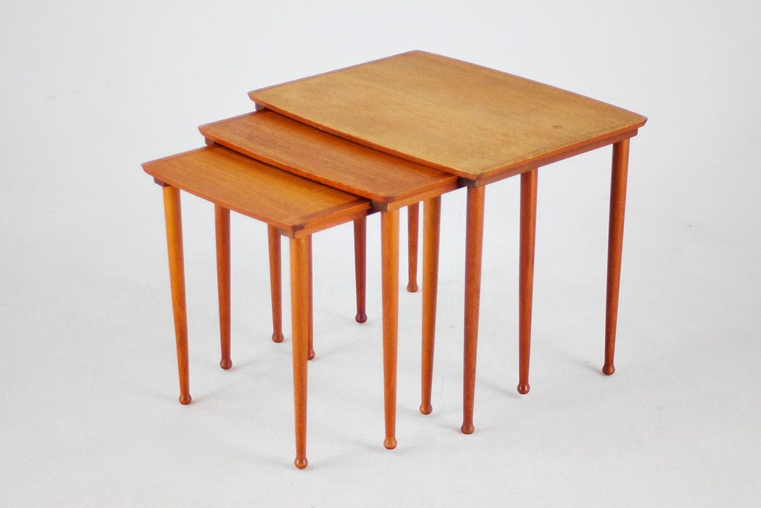 Foto Set of Danish Teak Nesting Tables by Mobelintarsia h46x55x44cm
