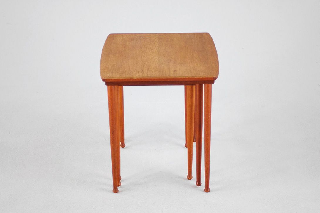 Foto Set of Danish Teak Nesting Tables by Mobelintarsia h46x55x44cm