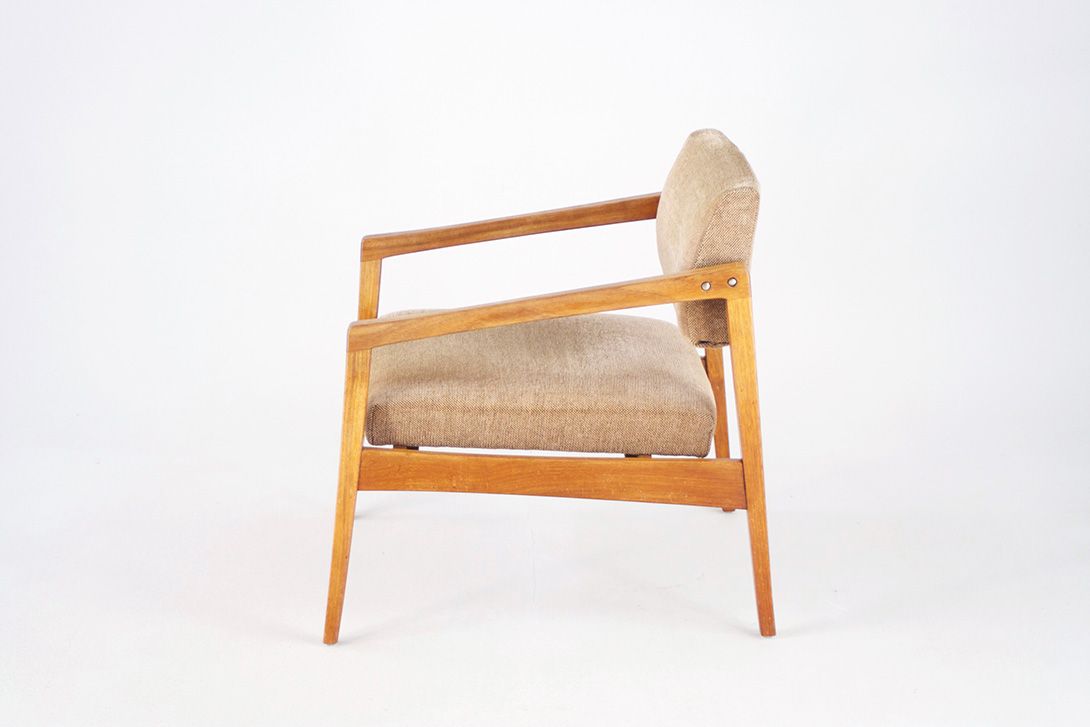 Foto Massive Walnut Midcentury Armchair 1955
