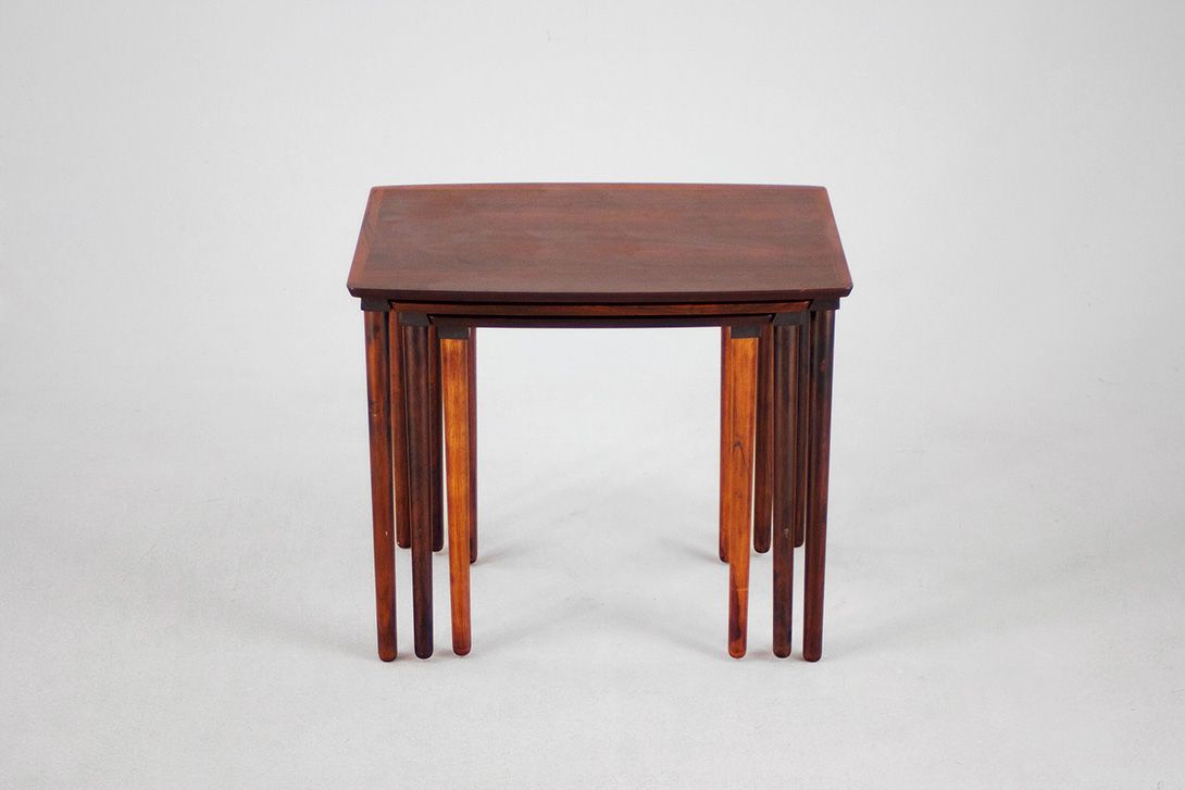 Foto Set of Three Stacking Side Tables Rosewood 1965 h46x55x44cm