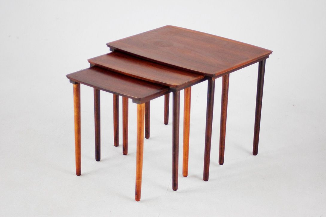 Foto Set of Three Stacking Side Tables Rosewood 1965 h46x55x44cm