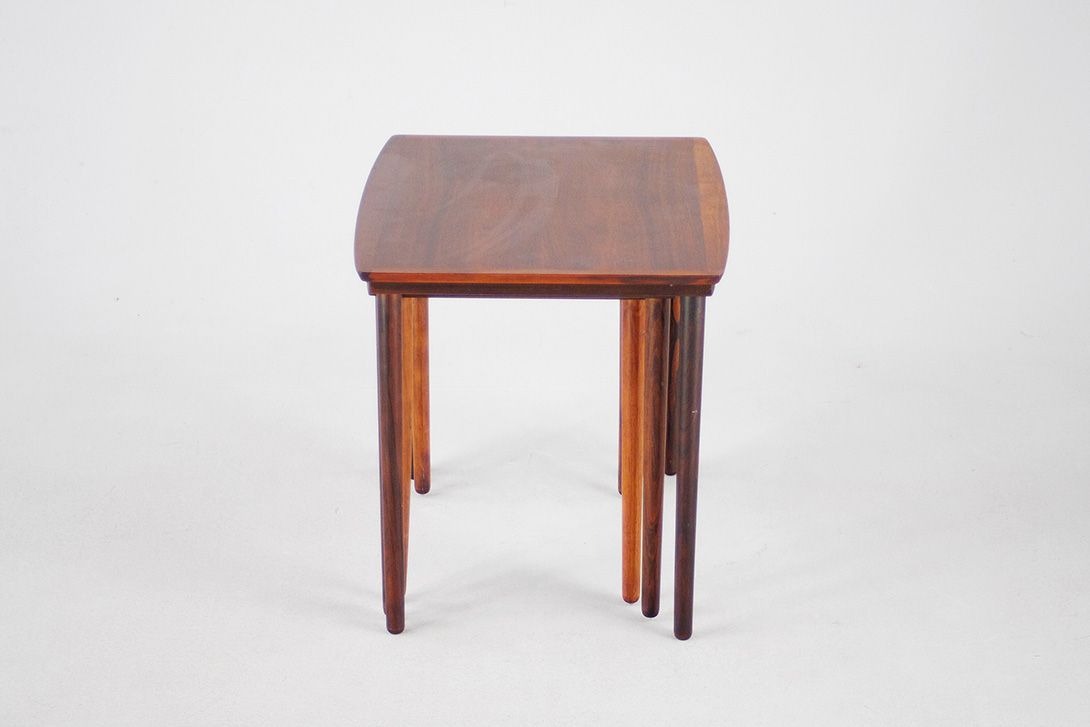 Foto Set of Three Stacking Side Tables Rosewood 1965 h46x55x44cm