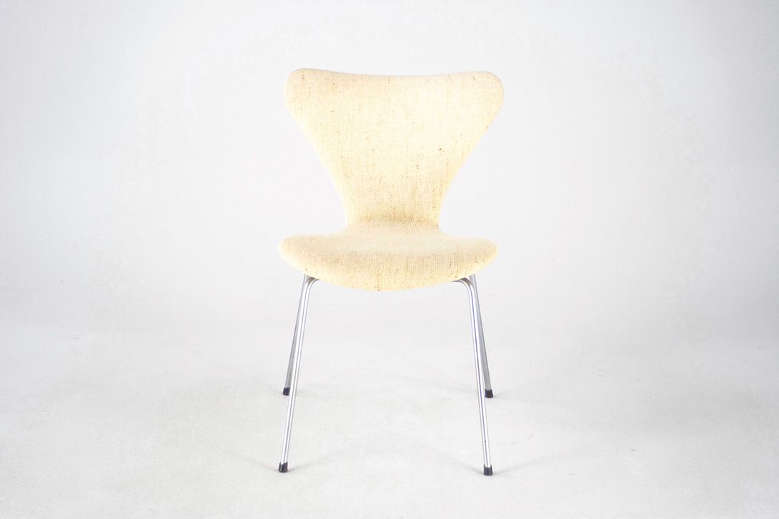 Foto Beige Upholstered Jacobsen Stacking Chair 3107 by Fritz Hansen