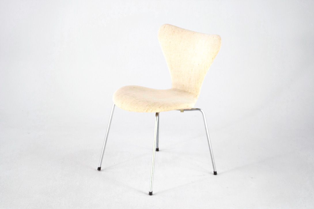 Foto Beige Upholstered Jacobsen Stacking Chair 3107 by Fritz Hansen