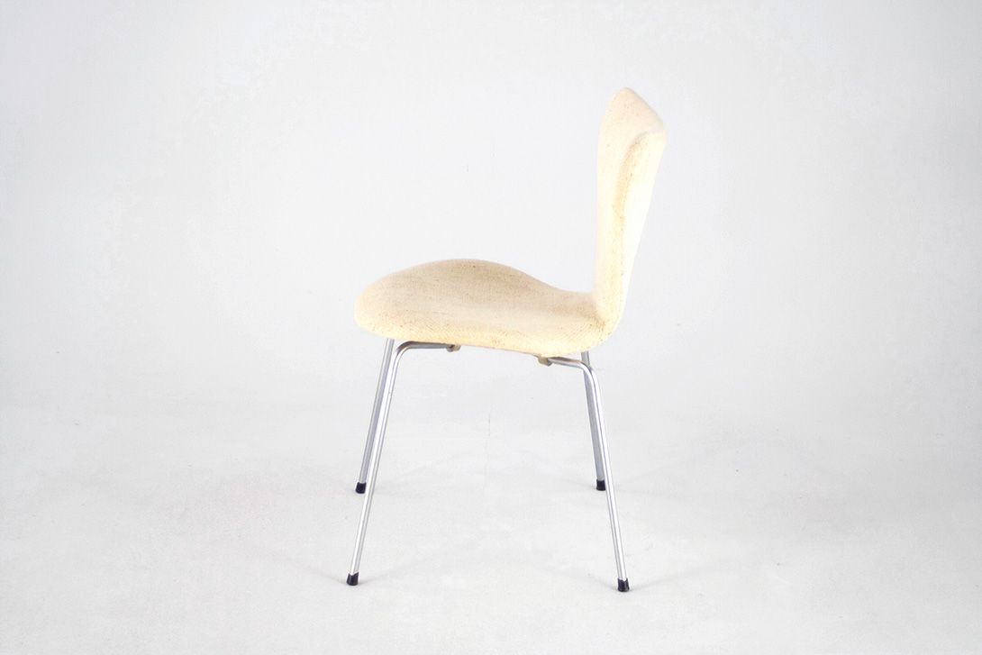 Foto Beige Upholstered Jacobsen Stacking Chair 3107 by Fritz Hansen