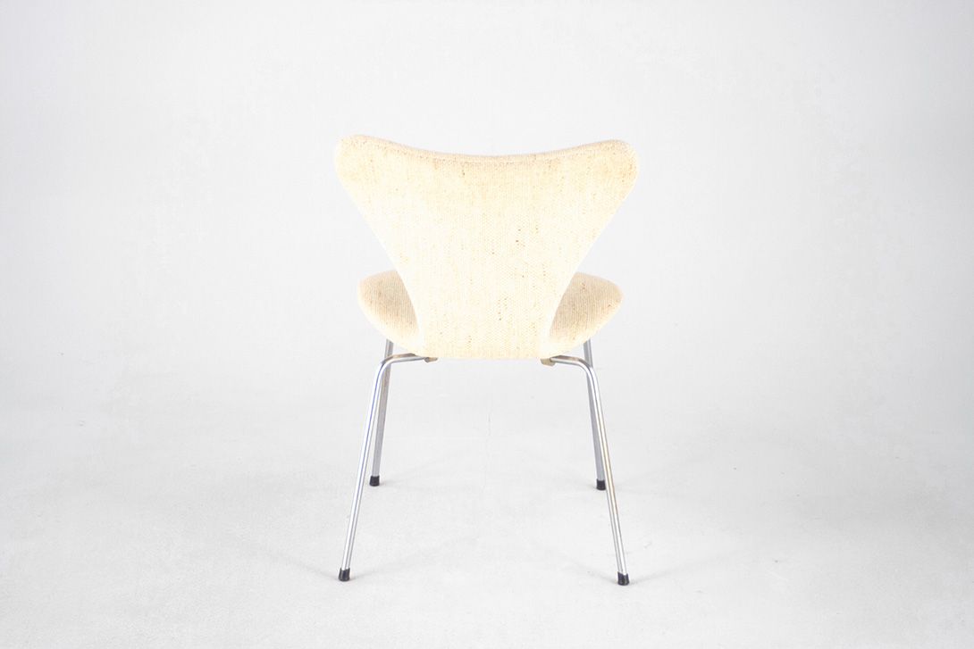 Foto Beige Upholstered Jacobsen Stacking Chair 3107 by Fritz Hansen