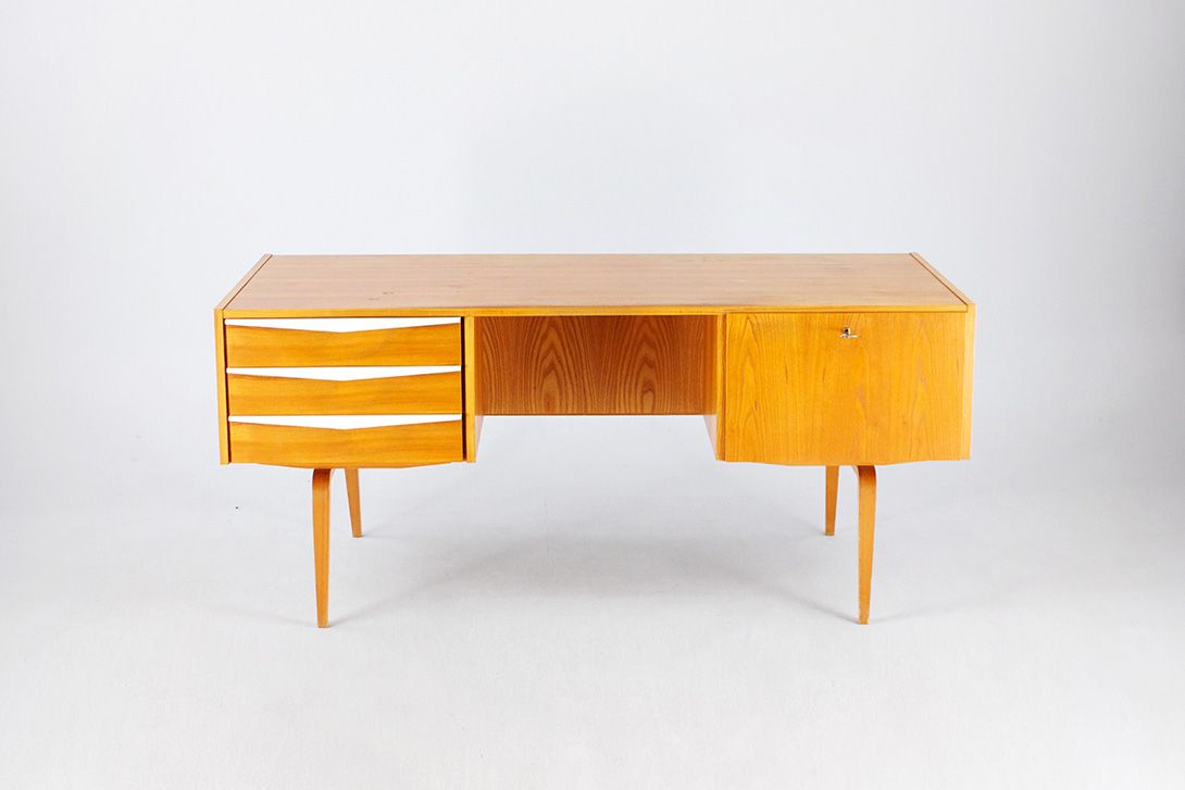 Foto Hellerau Desk with Plastic Handles 1952 h73x163x70