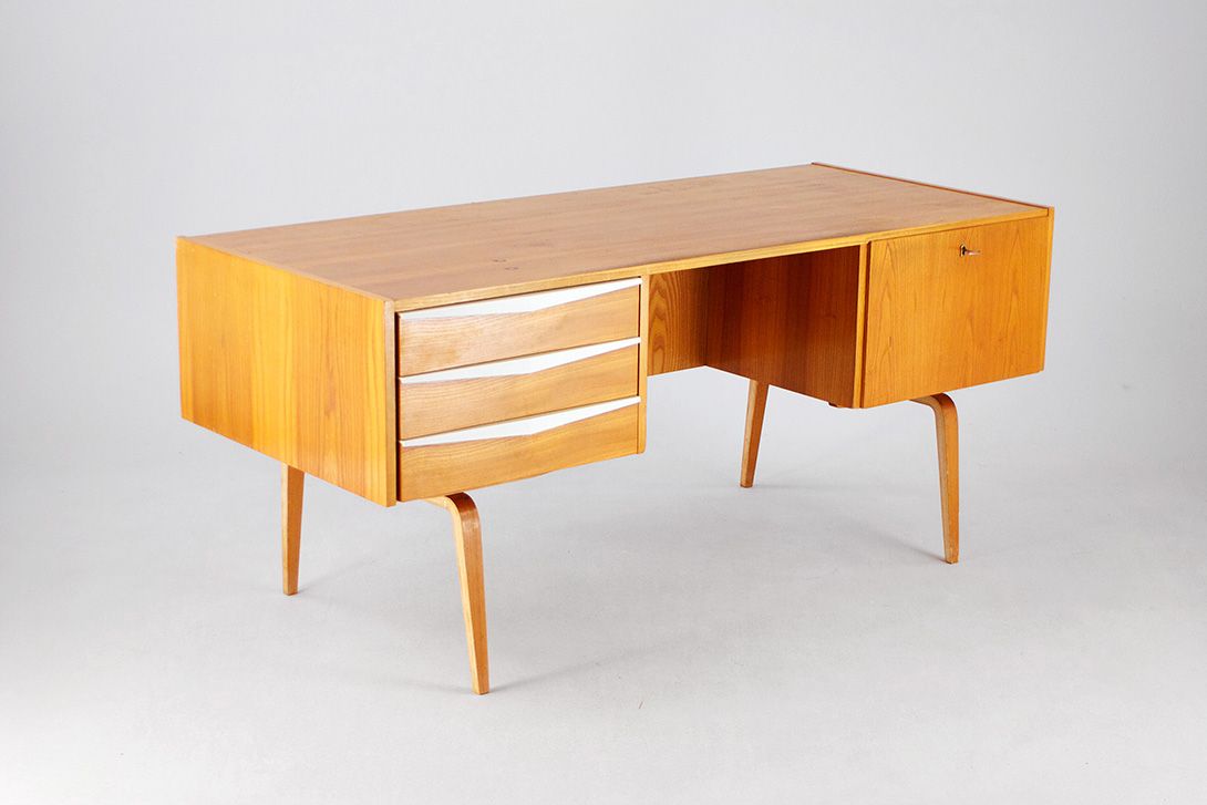 Foto Hellerau Desk with Plastic Handles 1952 h73x163x70