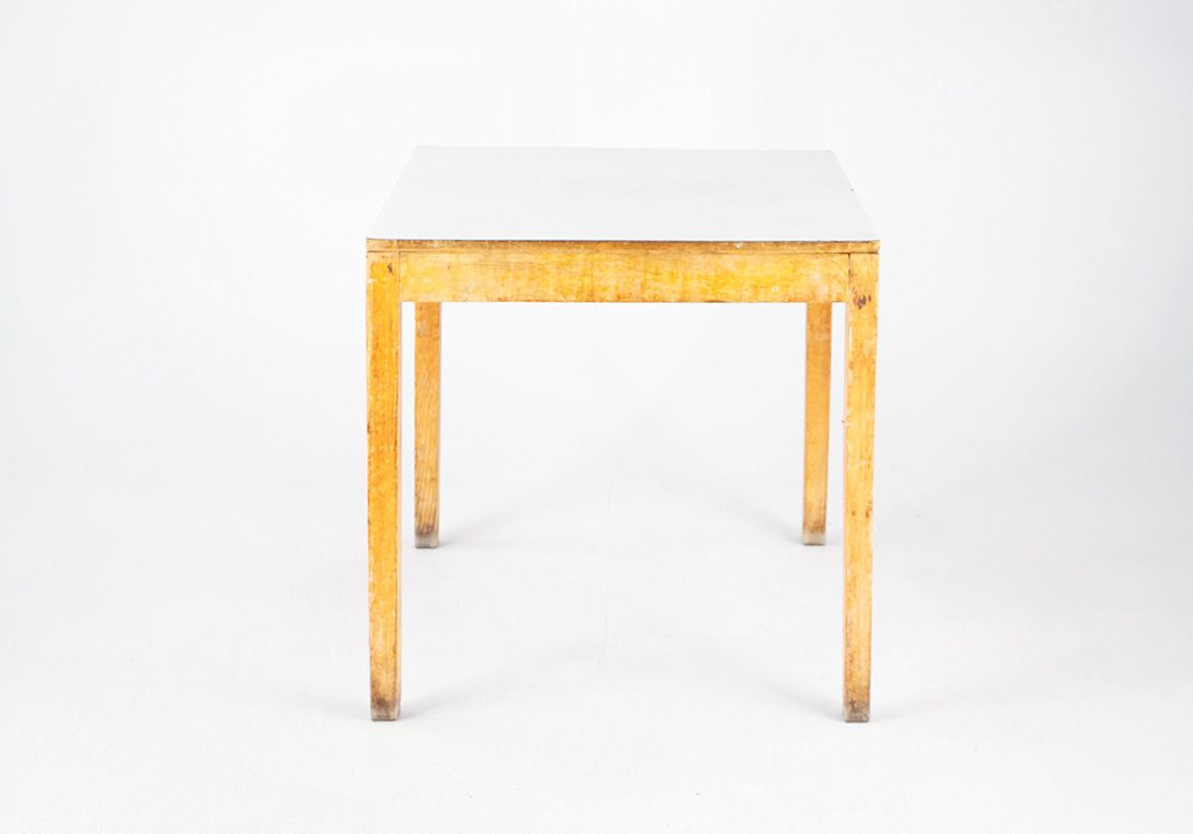 Foto Wooden Tavern Table White Surface 1965 h76x80x80