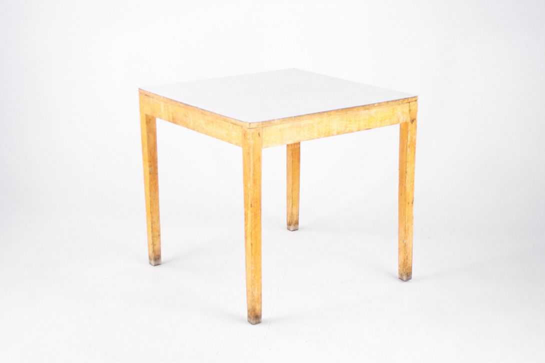 Foto Wooden Tavern Table White Surface 1965 h76x80x80