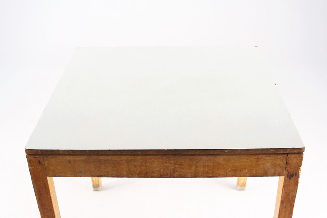 Foto Wooden Tavern Table White Surface 1965 h76x80x80