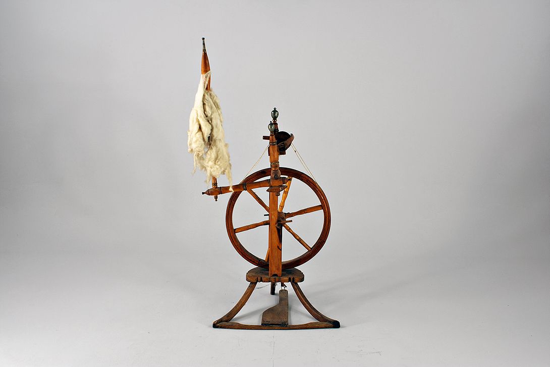 Foto Antique Wooden Spinning Wheel