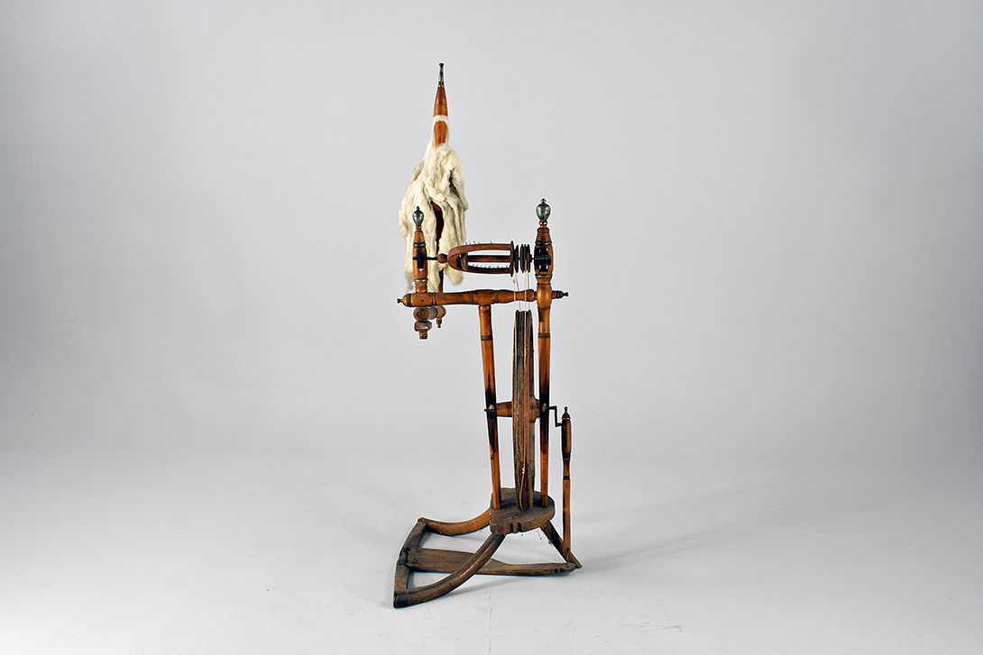 Foto Antique Wooden Spinning Wheel