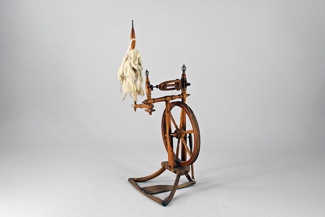 Foto Antique Wooden Spinning Wheel