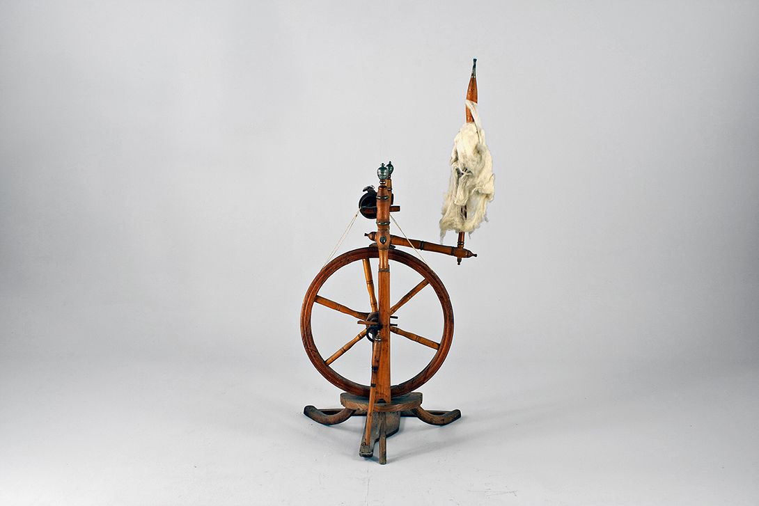 Foto Antique Wooden Spinning Wheel