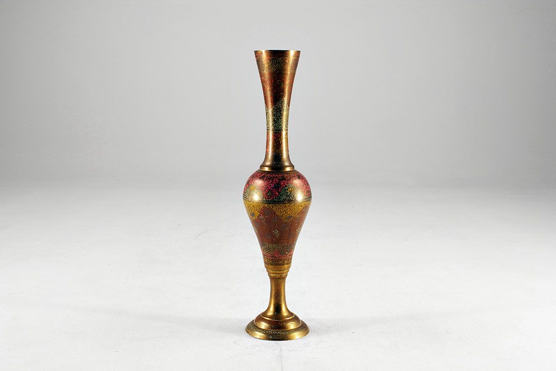 Foto Slim Delicate Golden Metal Vase With Oriental Decor I h58