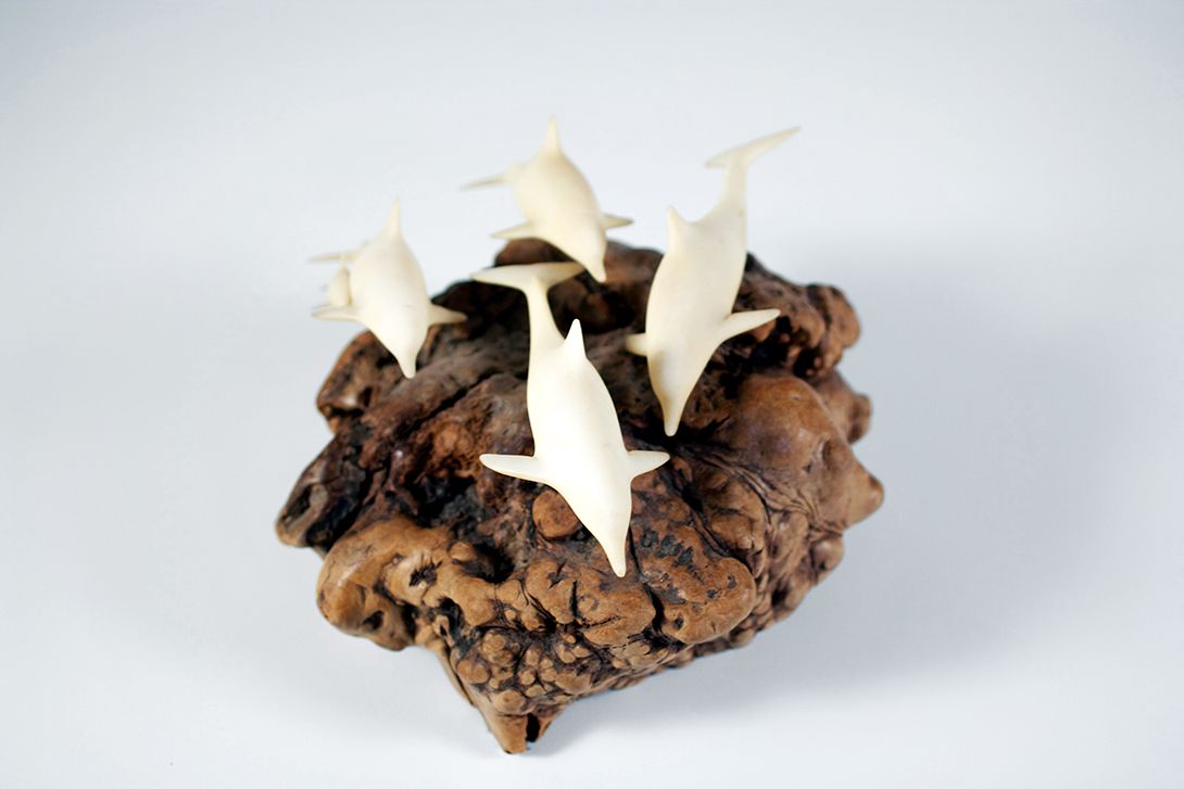 Foto Dolphins Sculpture on a Root