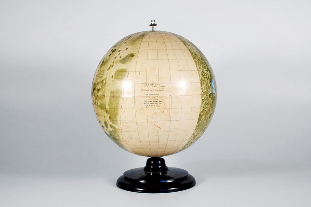 Foto Moon Globe With Blank Side on Bakelite Base 1955