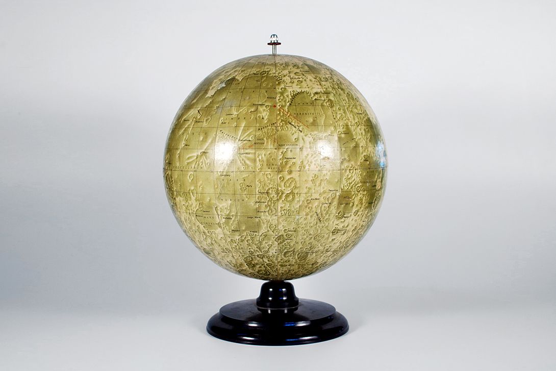 Foto Moon Globe With Blank Side on Bakelite Base 1955