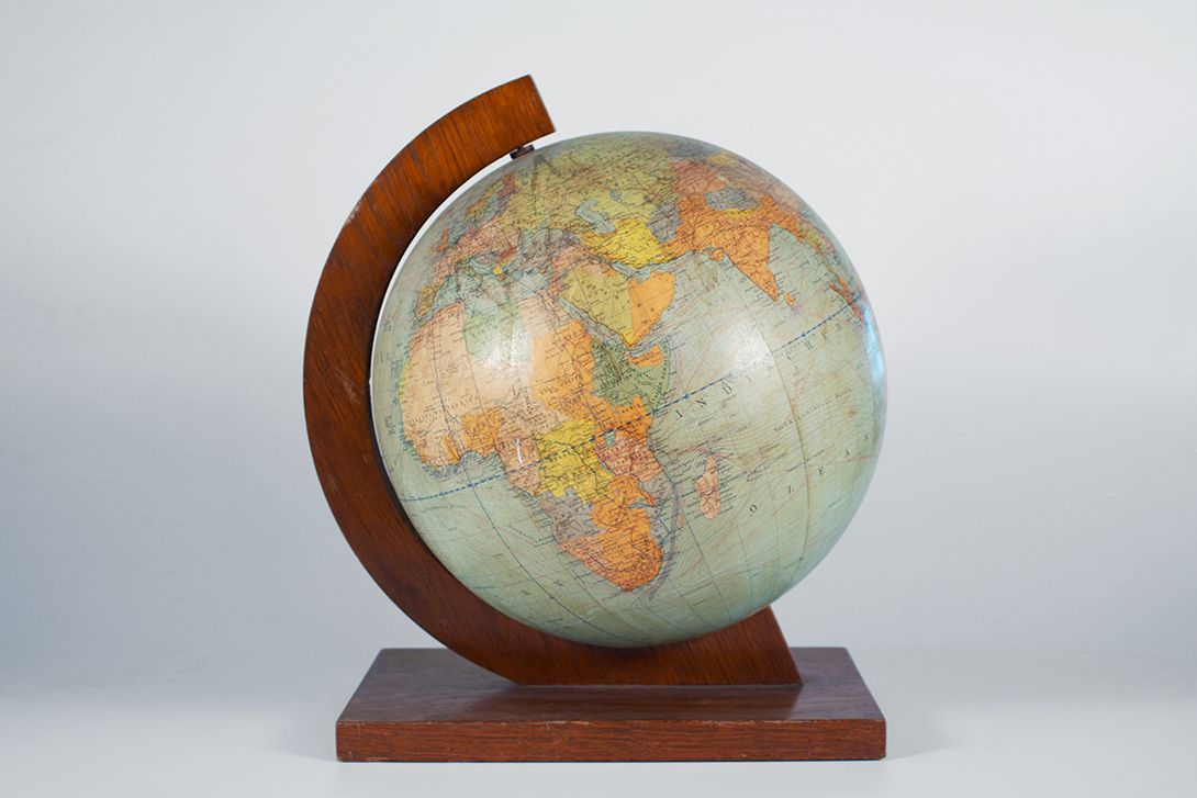 Foto Elegant Globe on Wooden Table Stand Dresden 1940