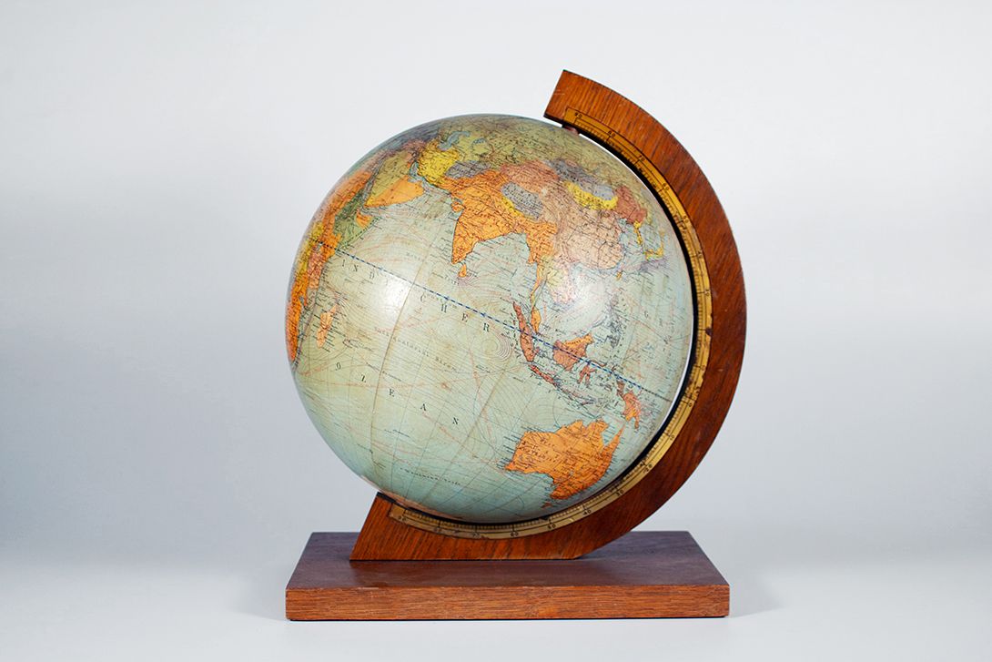 Foto Elegant Globe on Wooden Table Stand Dresden 1940