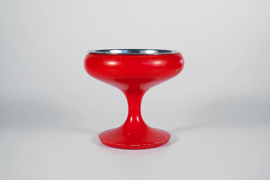 Foto 70s Plastic Bowl, Goblet Shaped, Bright Red With silver Metal Bowl