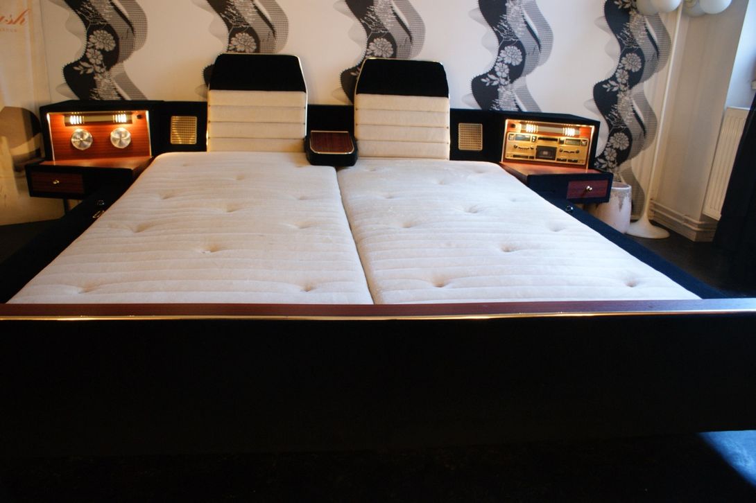 Foto Jet Bed Black Velvet Airflex 1969 h90x200x290cm