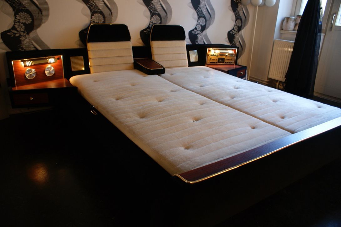 Foto Jet Bed Black Velvet Airflex 1969 h90x200x290cm