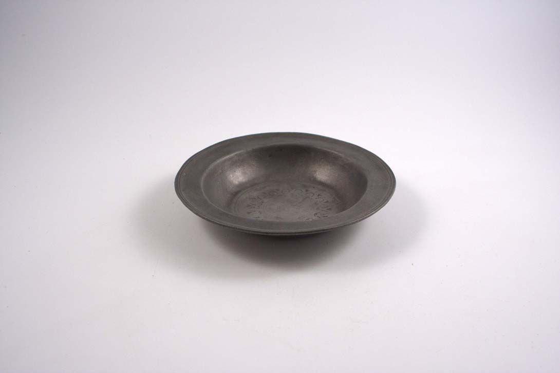 Foto Round Tin Plate, Dark Silver / Grey