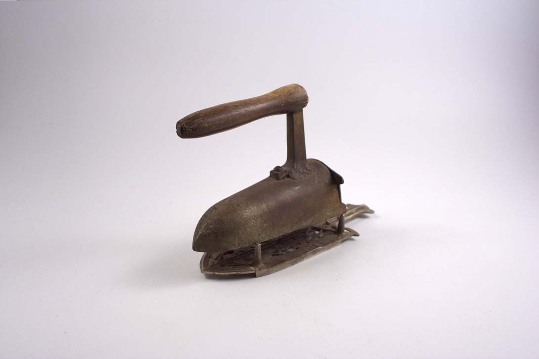 Foto Antique Iron Stand, Richly Embellished