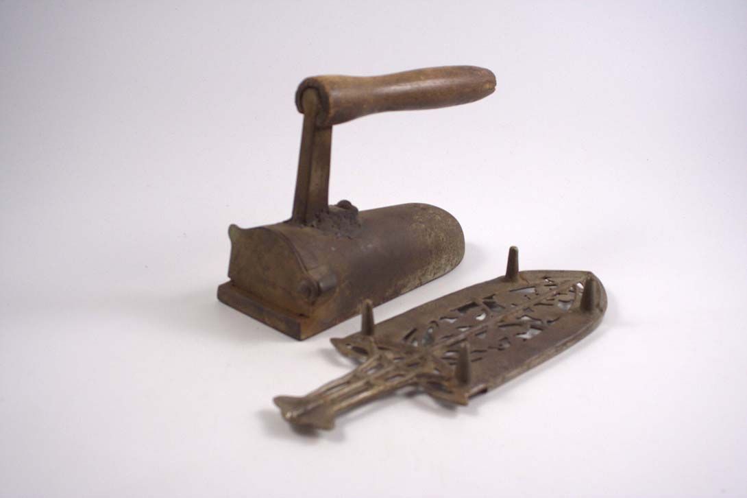 Foto Antique Iron Stand, Richly Embellished