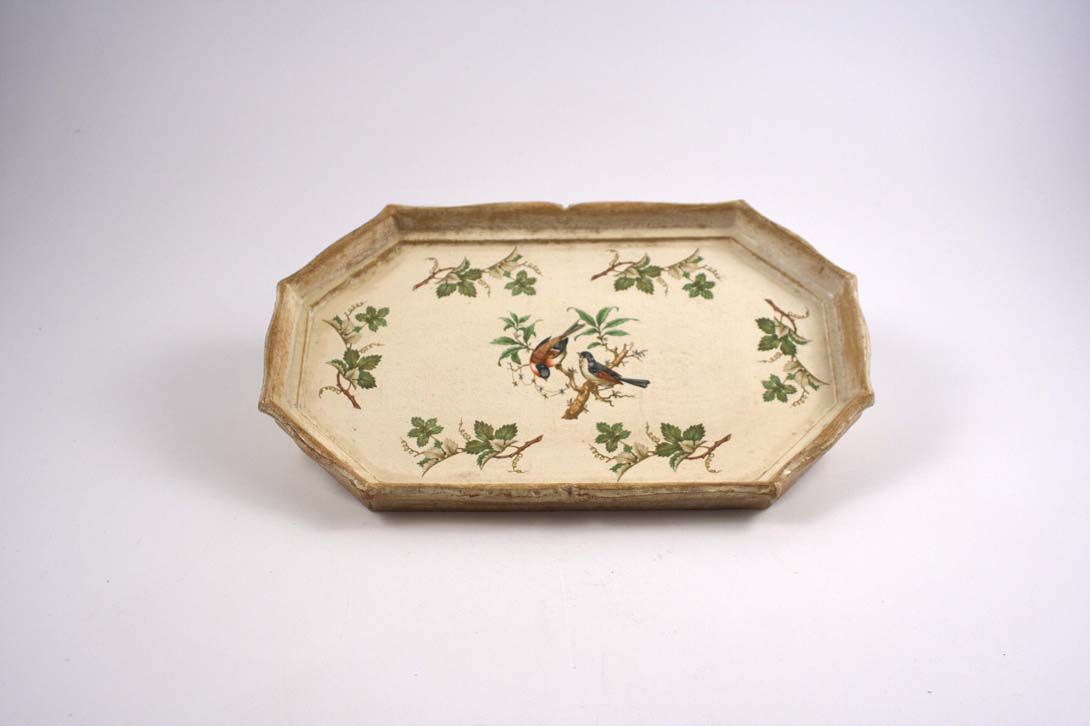 Foto Antique Elonged Octogonal Wooden Tray, Bird Decor