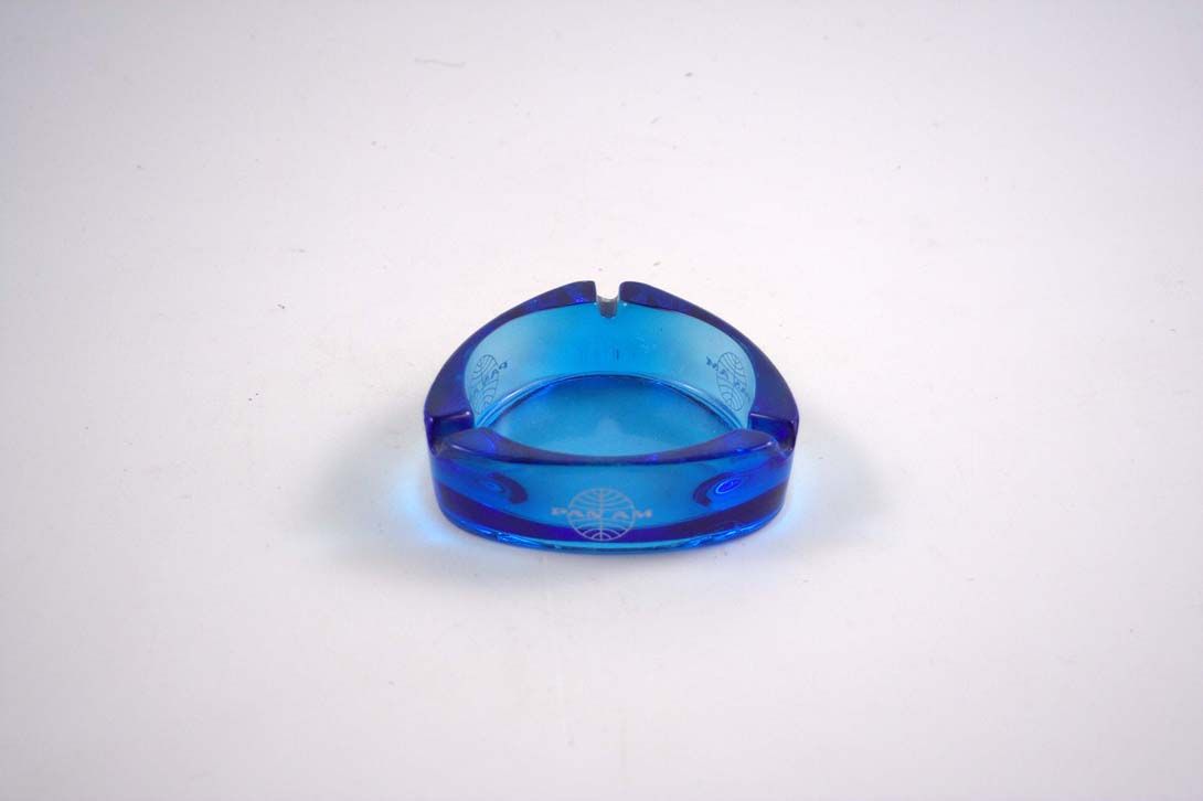 Foto Ashtray, Transparent Blue Glass, Rounded Triangular Shape, Circle Cut Out