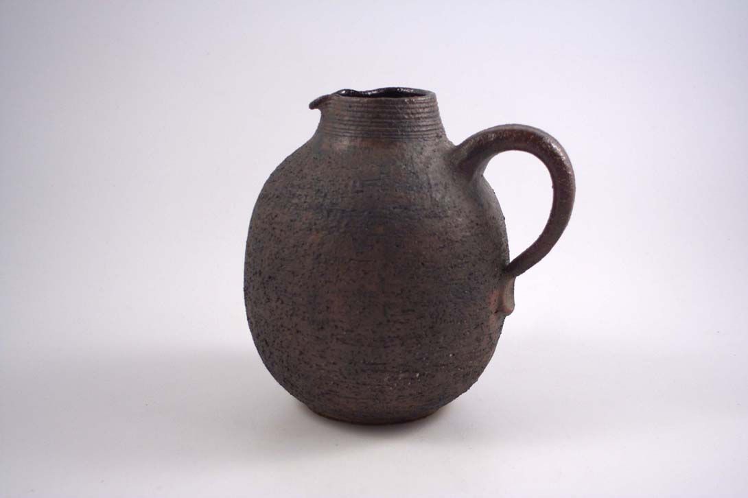 Foto Dark Brown Ceramic Jug, Bulbous Corpus D4