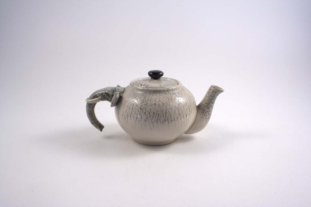 Foto Porcelain Pot Elephant Handle