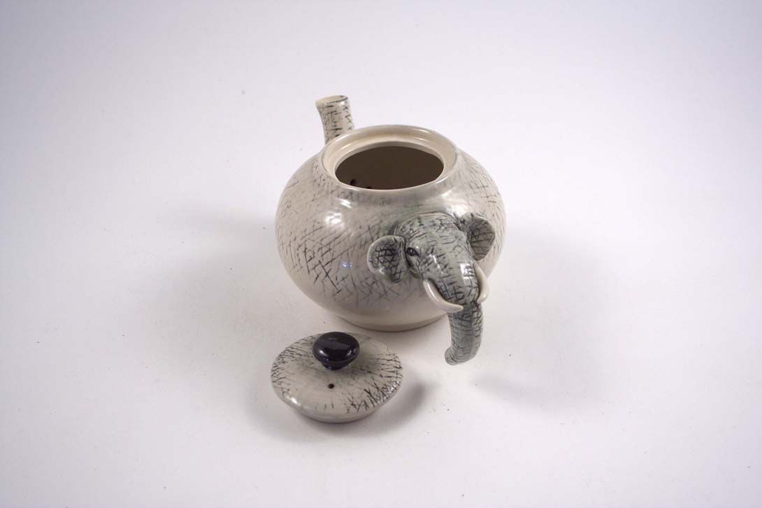 Foto Porcelain Pot Elephant Handle