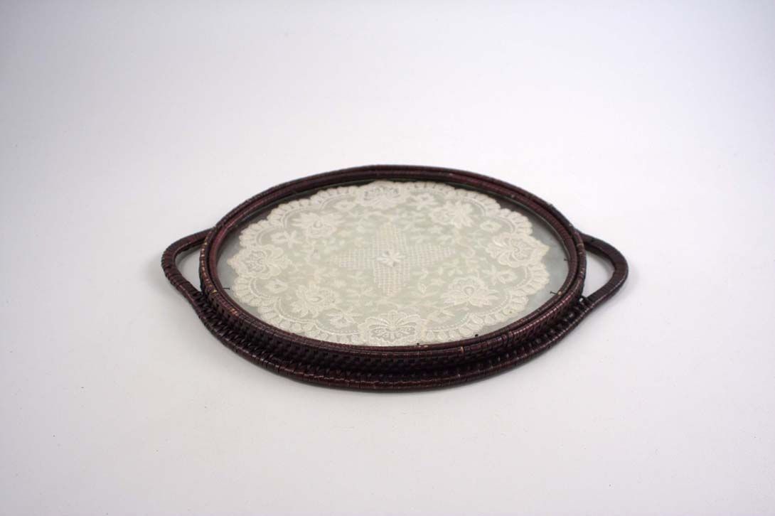 Foto Delicate Round Woven Tray, Two Handles, Glass Plate with Pillow-Lace Inlay
