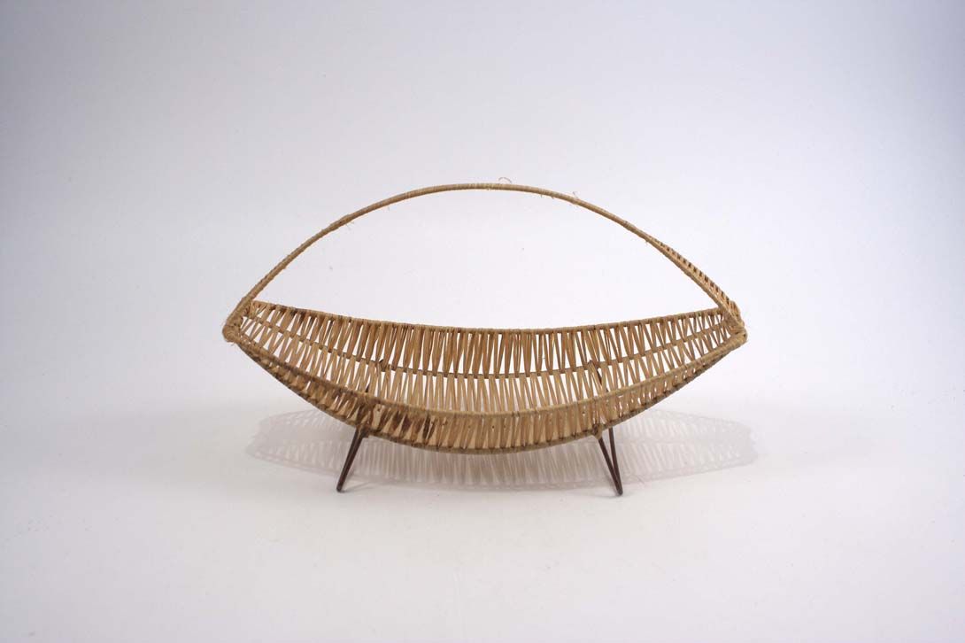Foto Almond-Shaped Table Basket Stand for Fruits, Metal Handle Basel 1957