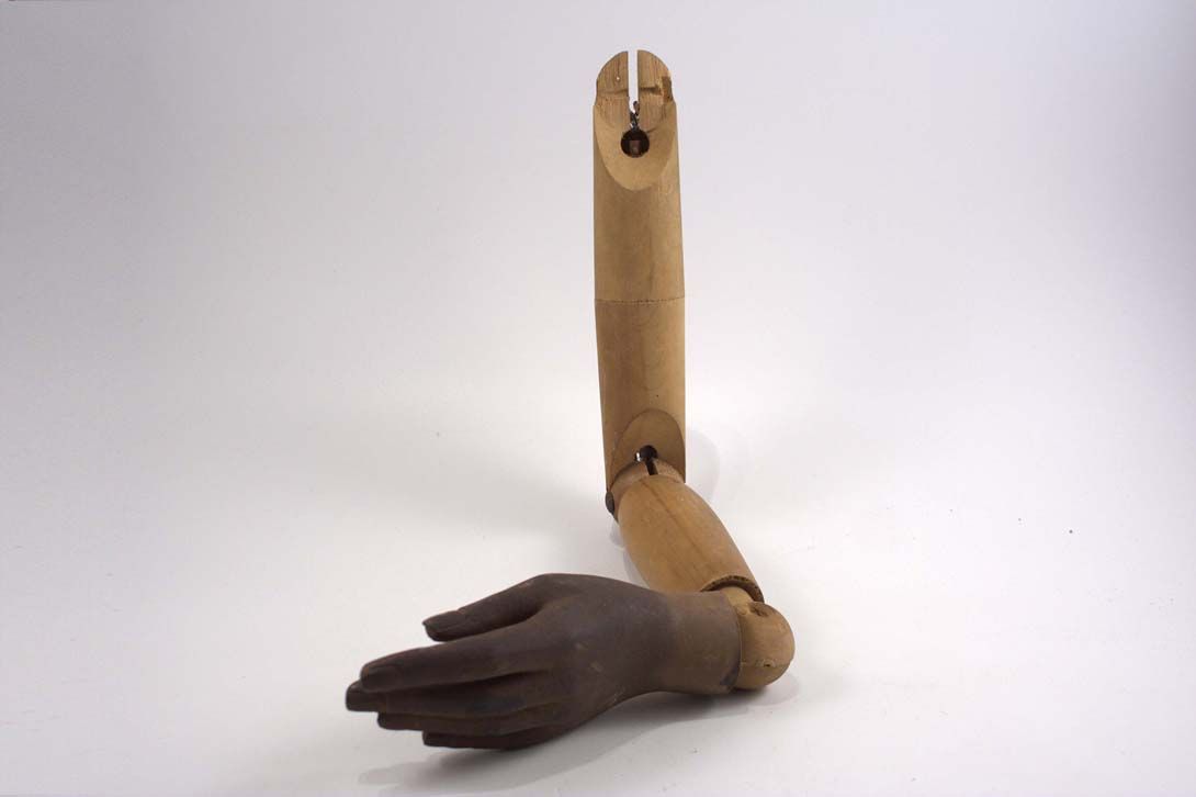 Foto Wooden Artificial Arm with Caoutchouc Hand, 1935