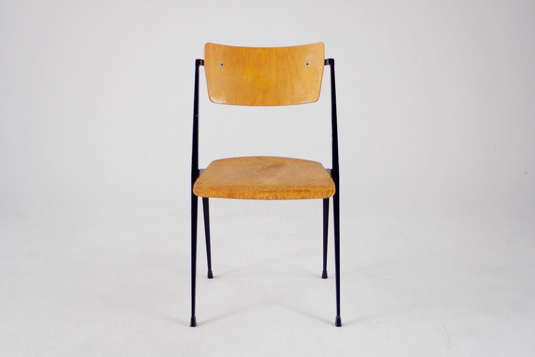 Foto Light Plywood Rietveld Pyramid Dining Chair with Black Metal Frame