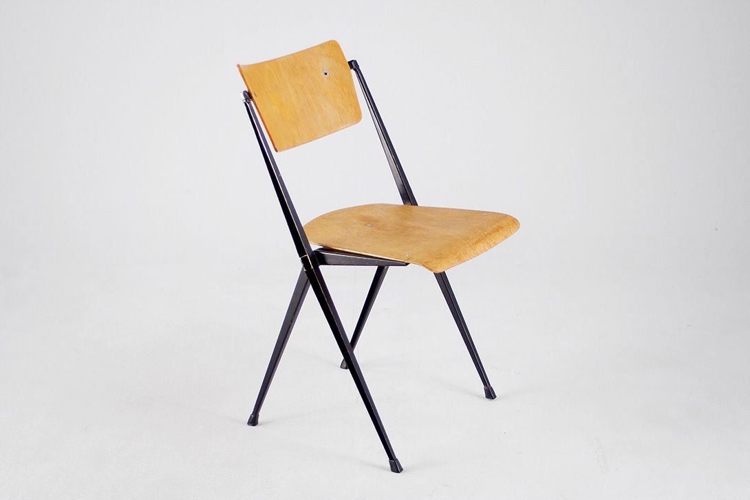 Foto Light Plywood Rietveld Pyramid Dining Chair with Black Metal Frame