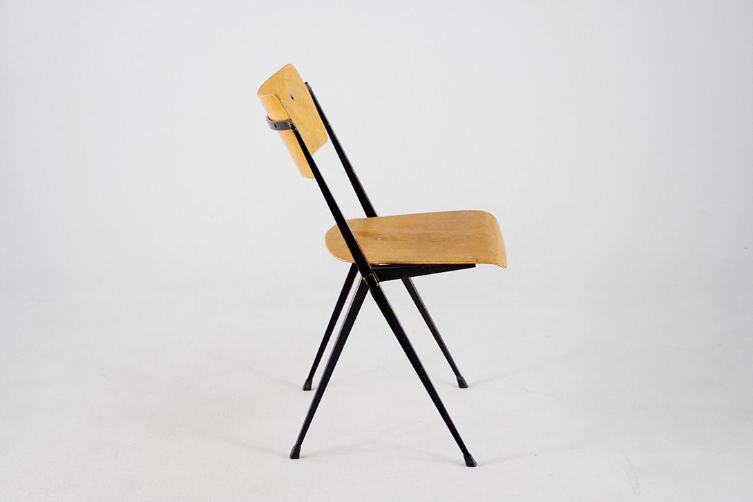 Foto Light Plywood Rietveld Pyramid Dining Chair with Black Metal Frame