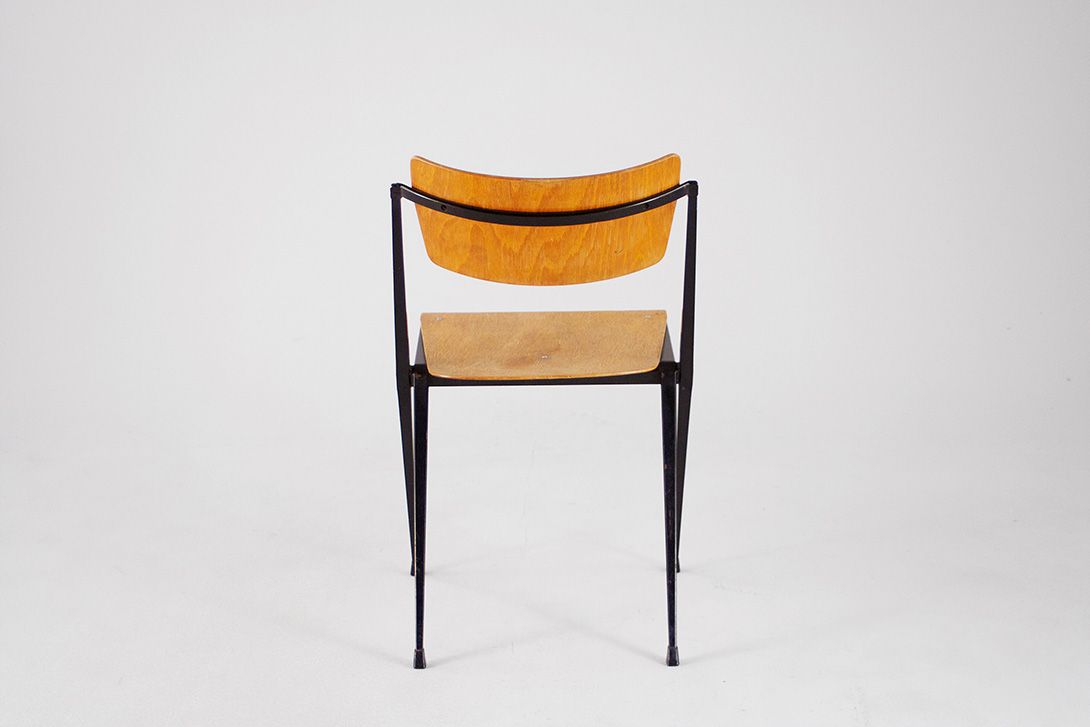 Foto Light Plywood Rietveld Pyramid Dining Chair with Black Metal Frame