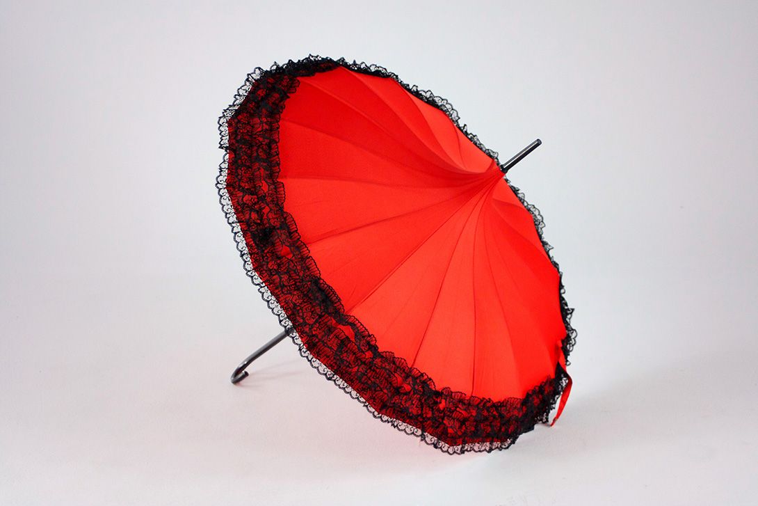 Foto Red Pagoda Umbrella with Black Lace