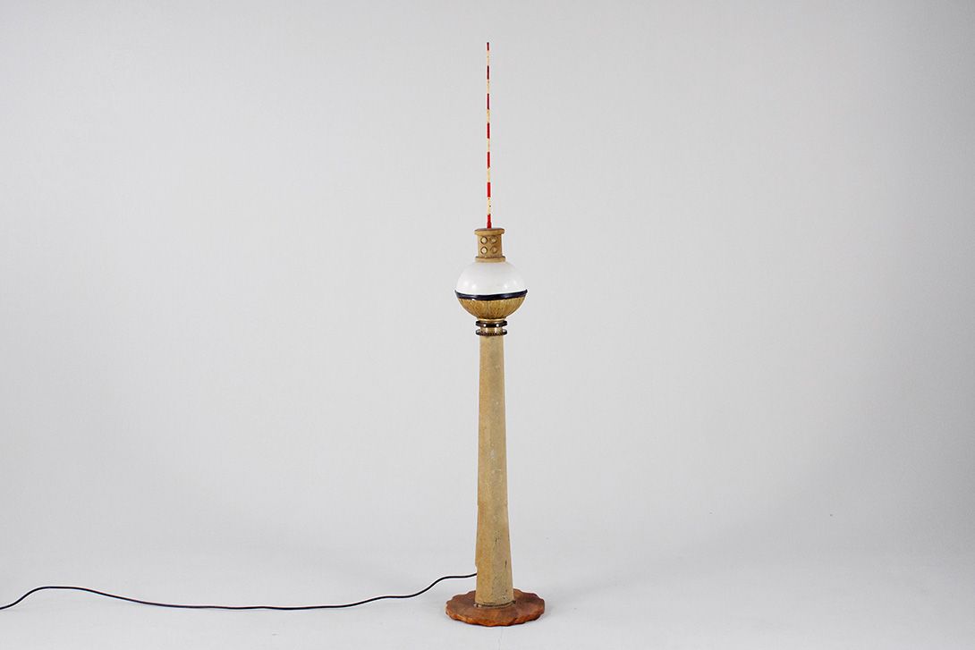 Foto Berlin TV Tower Model with Light in the Bowl h165