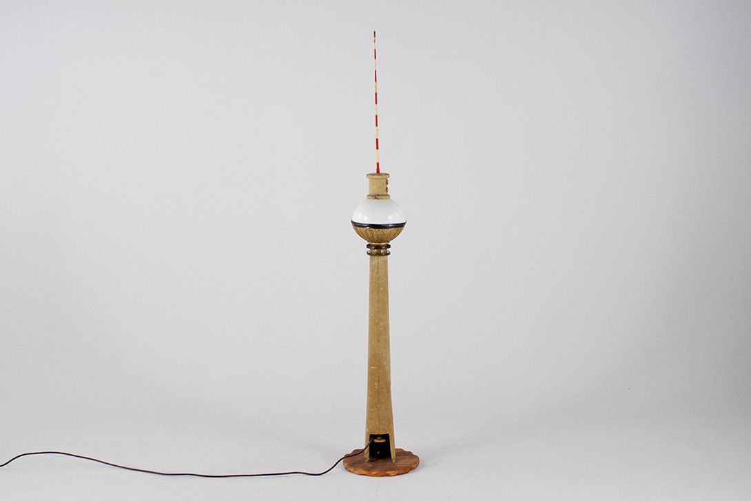 Foto Berlin TV Tower Model with Light in the Bowl h165