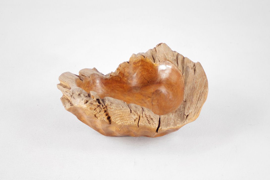 Foto Rough Yet Decorative Wooden Bowl, h21x49x47