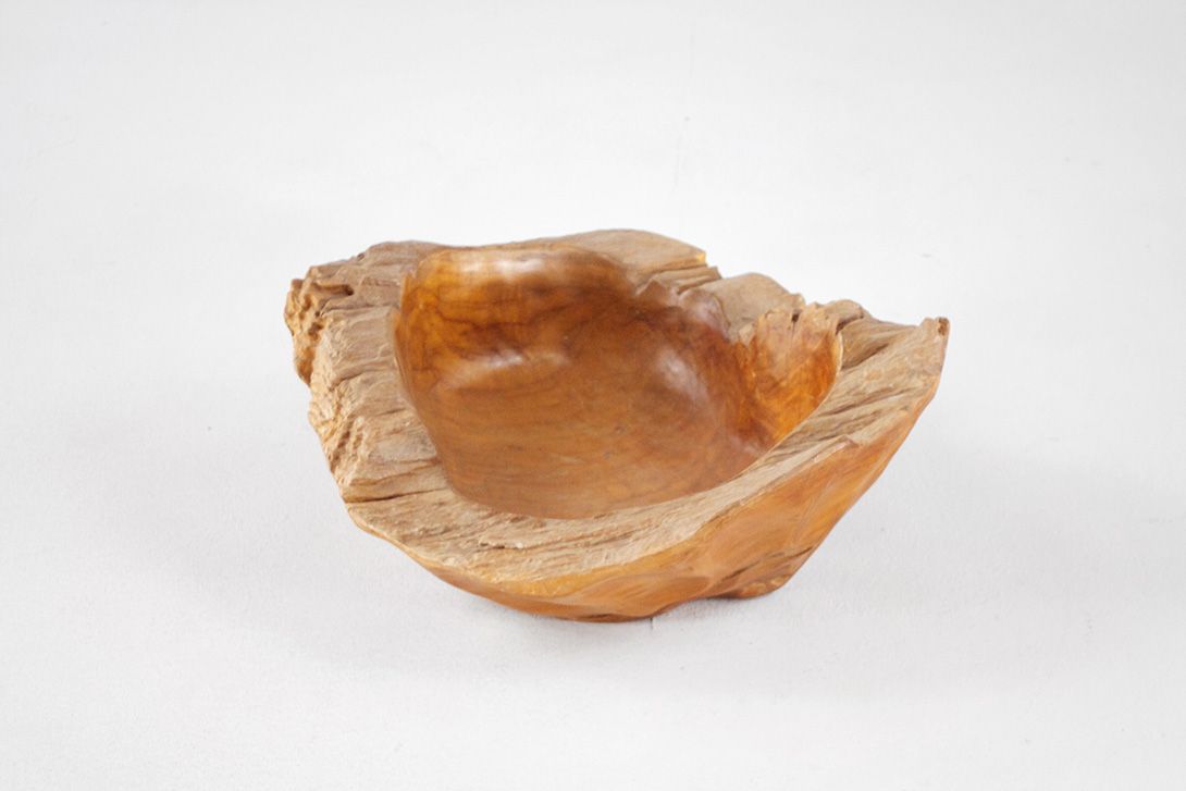 Foto Rough Yet Decorative Wooden Bowl, h21x49x47