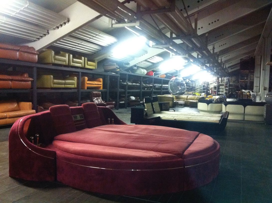 Foto Jet Bed with Stereo in Red Vine Velvet Cord Nuremberg 1967
