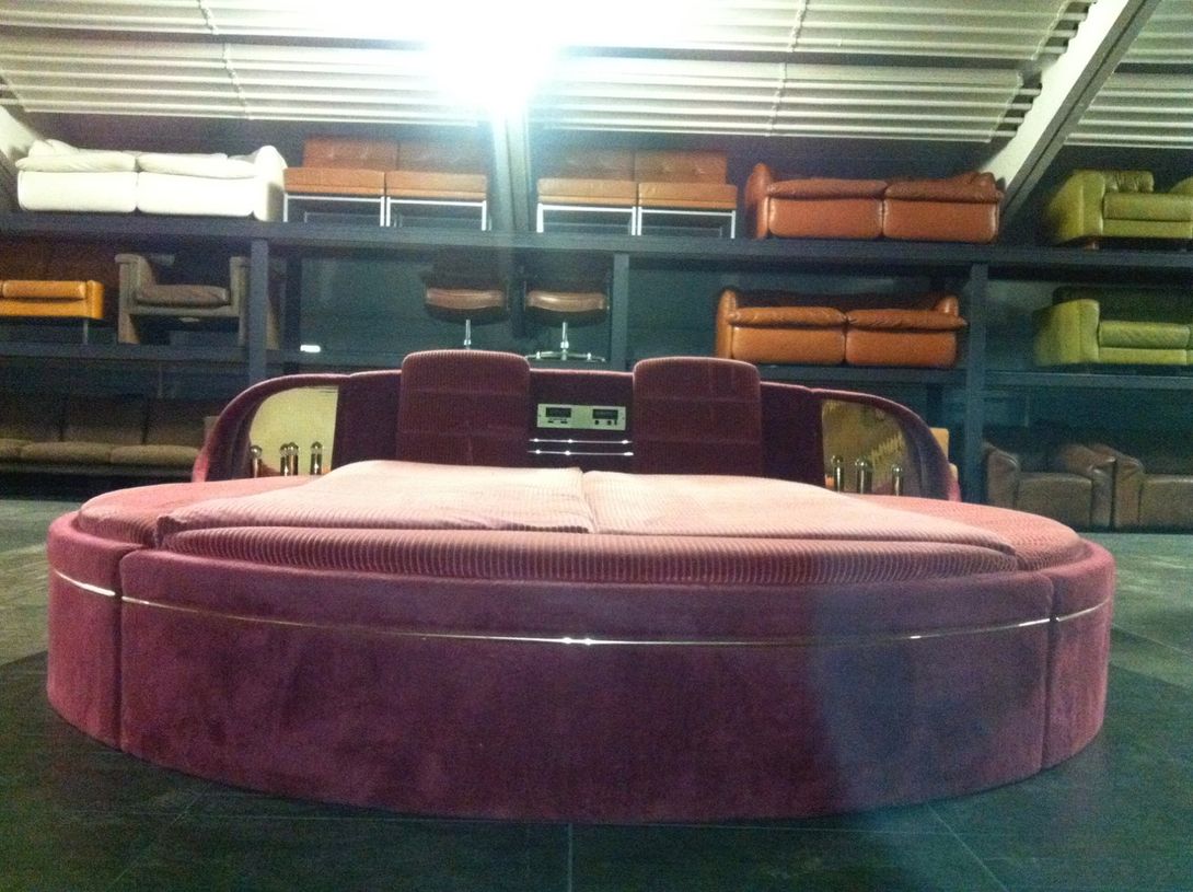 Foto Jet Bed with Stereo in Red Vine Velvet Cord Nuremberg 1967
